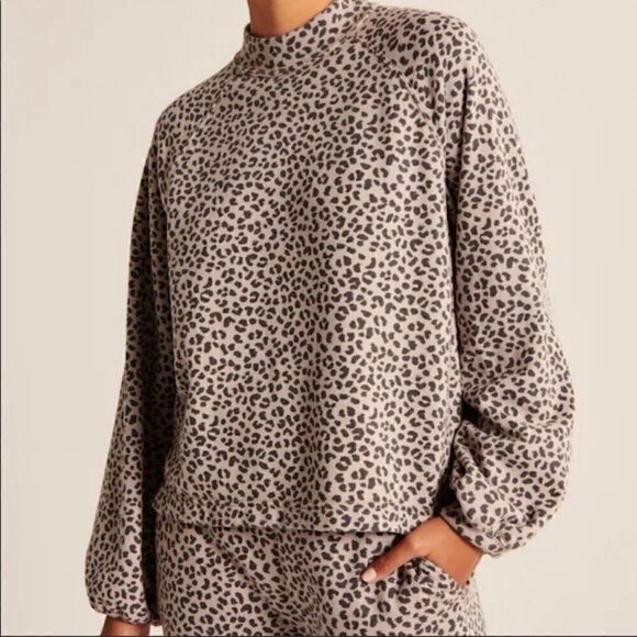 New Abercrombie & Fitch Mini Mockneck Leopard Print Sweatshirt Size XS - Picture 1 of 5